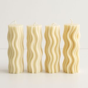 4 er Set auf Elegante Wellenkerze aus 100% Sojawachs in natürlichem Creme-Ton. Kerzen hergestellt in der schweiz