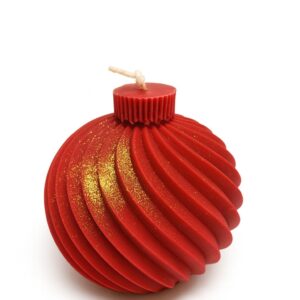 Handgegossene Weihnachtskugel aus Sojawachs in Rot mit goldenen Glittereffekten.