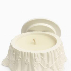 Handgemachte Sojawachskerze Floral Sculpt  – 5 × 10 cm ,  Duft Baccarat Rouge, Musk & Amber